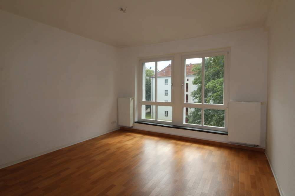 Wohnzimmer -- 2-Raumwohnung in Uni-Nähe! + WG-geeignet + Kücheneinbau möglich!