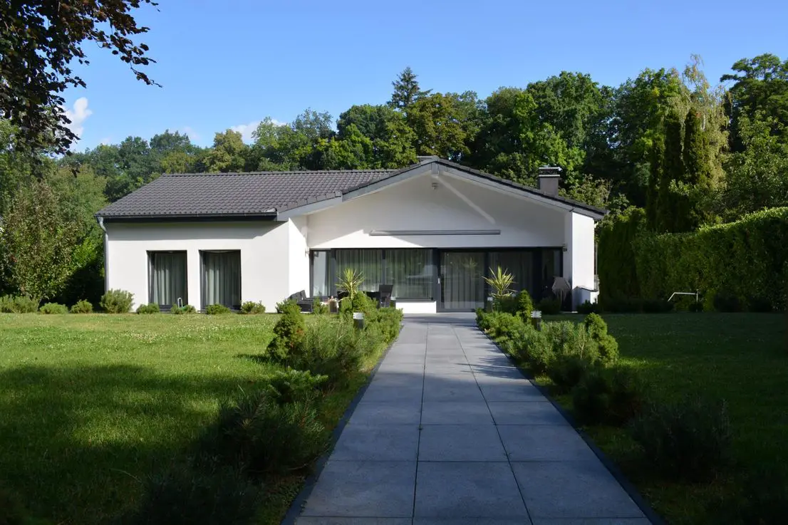 Titelbild Aussenansicht -- Einfamilienhaus mit Schwimmbad & Einliegerwohnung und viel Platz in ruhiger Wohnlage in KA-Bergwald