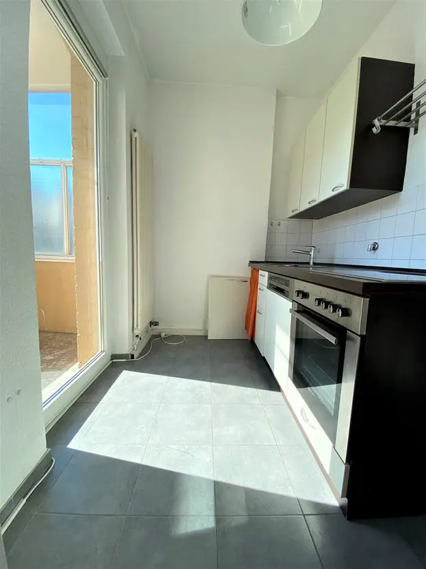 Küche mit Einbauküche -- Neu renovierte 2 Zimmer mit Balkon im Stuttgarter Osten