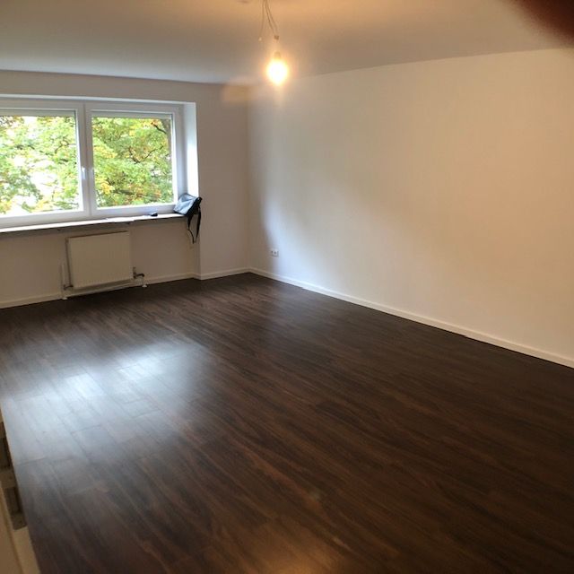 Wohnzimmer_2_2020 -- 1-Zimmer-App. Mü-Fürstenried-West - Neu Renoviert - EBK - Aufzug - Ab sofort