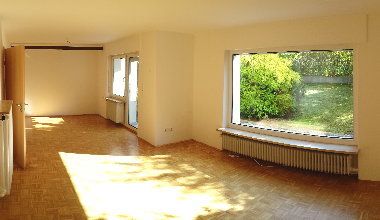 Wohnzimmer -- Modernisierte Doppelhaushälfte mit Terrasse und Balkon in Regensburg - Ziegetsdorf