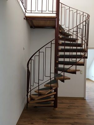 Treppe zur Galerie -- Maisonette in ruhige Lage mit Aufzug und großer Galerie