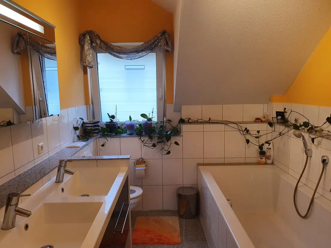 Badezimmer -- Sehr gepflegtes Reihenhaus mit fünf Zimmern und EBK in Gärtringen, Kayertäle