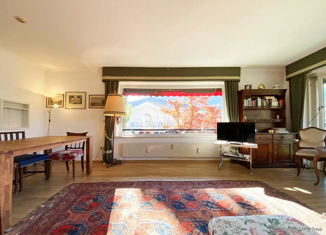 Wohnzimmer mit Panoramafenster -- * Möblierte Wohnung in herrlicher Lage für 1-2 Jahre zu vermieten *