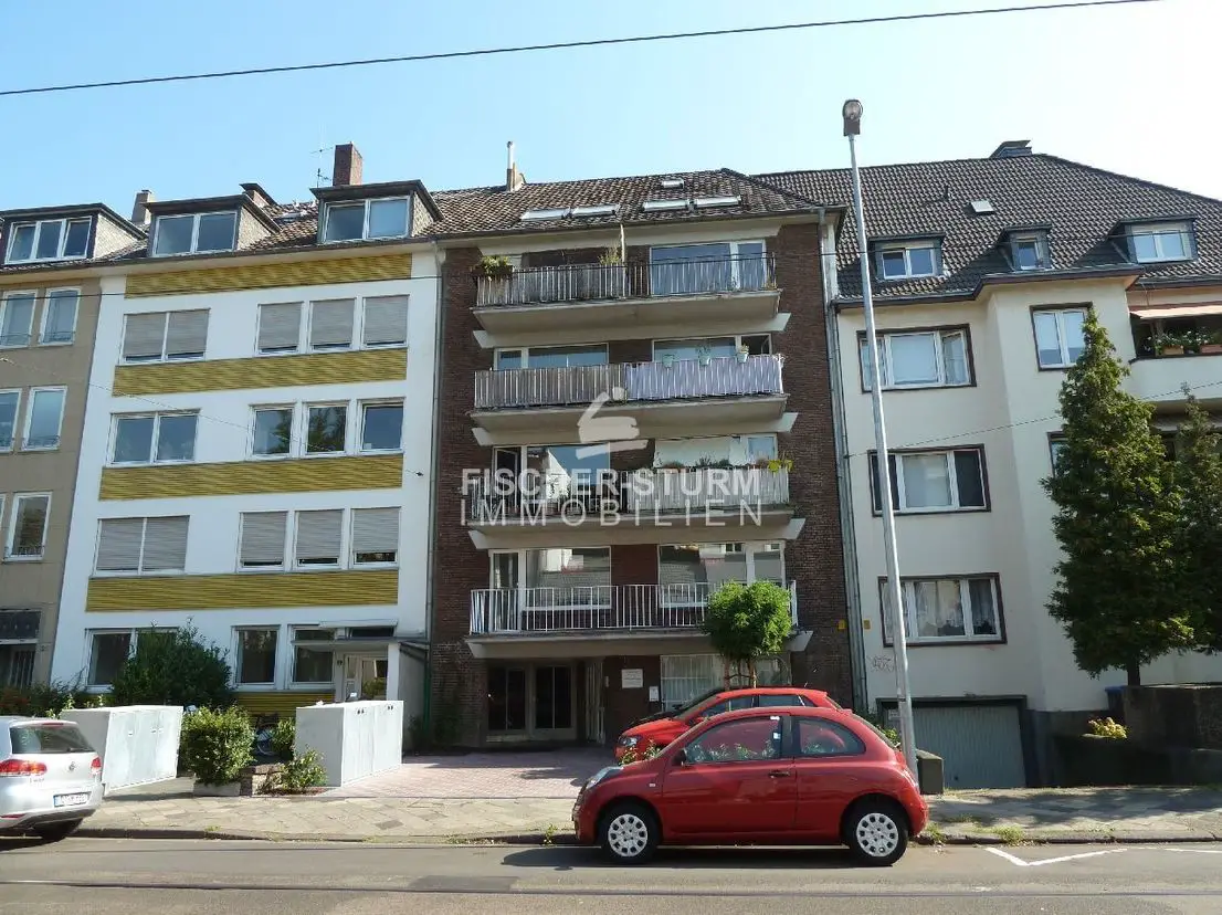 Hausansicht -- Düsseldorf-Düsseltal! Großzügige Wohnung mit zwei Balkonen und Kamin!