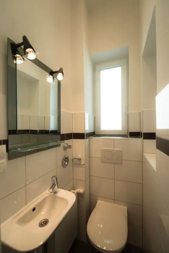 Gäste-WC -- Erstklassig sanierte Altbauetage mit Südbalkon