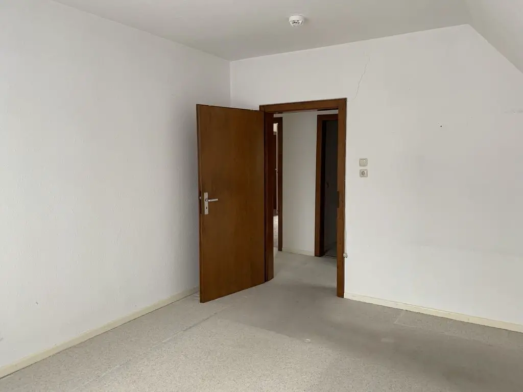 Schlafen 3 -- Gepflegte 3-Raum-DG-Wohnung mit Balkon und Einbauküche in Porta Westfalica