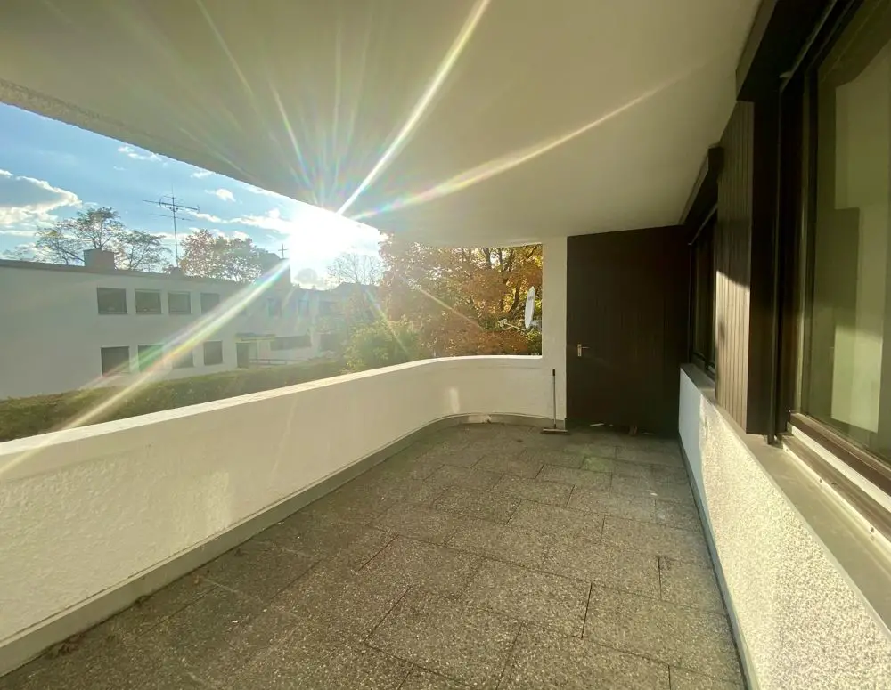 Terrassenartiger Balkon -- *** Baldham *** Zentrale & ruhige Lage *** Großzügige Wohnung mit terrassenartigem Balkon