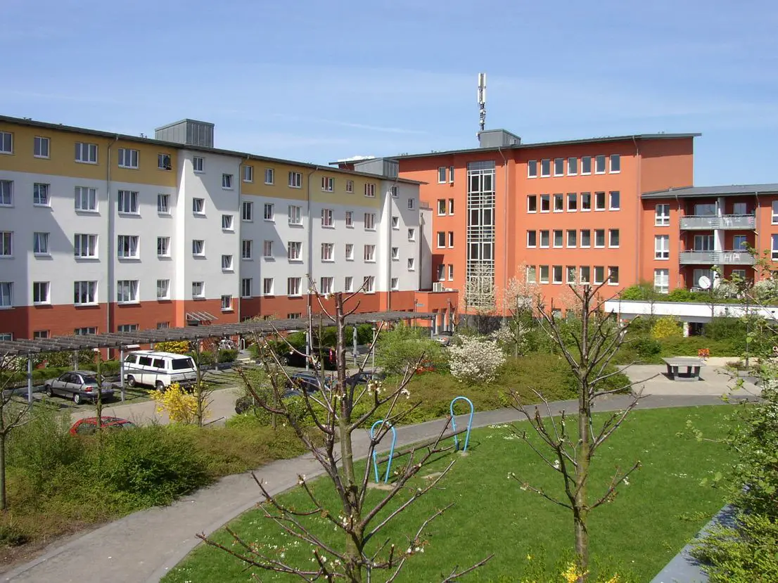 Innenhof -- KRONSBERG - 2 -Zimmer-Wohnung mit Balkon zu vermieten - B-Schein erforderlich