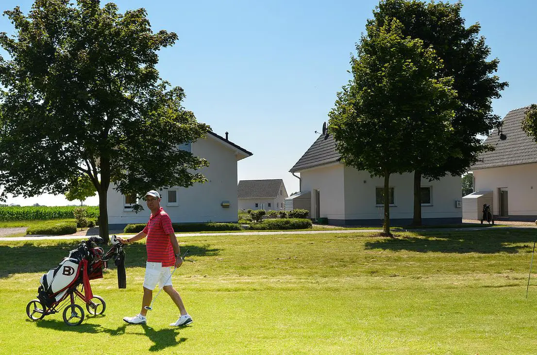 Kurzlochanlage vor der Haustür -- Ferienhaus direkt am Golfplatz bauen / kaufen