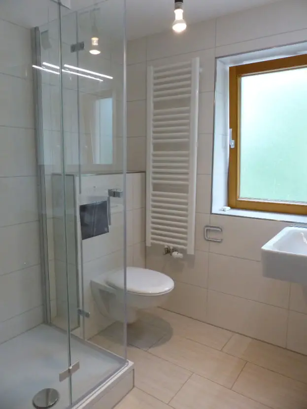 Badezimmer -- Renovierte ruhige lichtdurchflutete 2 Zi-Whg Oberallgäu, Bad Hindelang