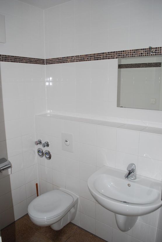 Gäste-WC -- ELEGANTE 3 Zimmer-Wohnung ca. 89 qm mit 2 Balkonen * München-Sendling-Westpark *