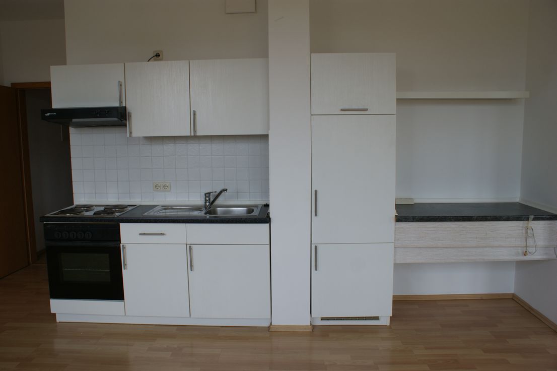 Küchenzeile -- Stilvolle 2-Zimmer-Wohnung in Augsburg, möbliert oder unmöbliert