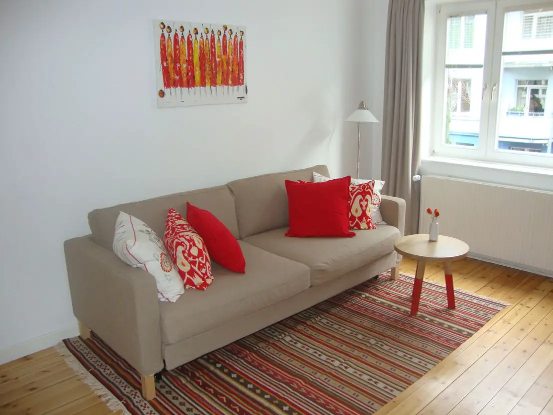 Wohnzimmer -- Schöne MÖBLIERTE 2-Zimmer-Wohnung mit Balkon und Einbauküche in Barmbek-Süd - ideal für Pendler