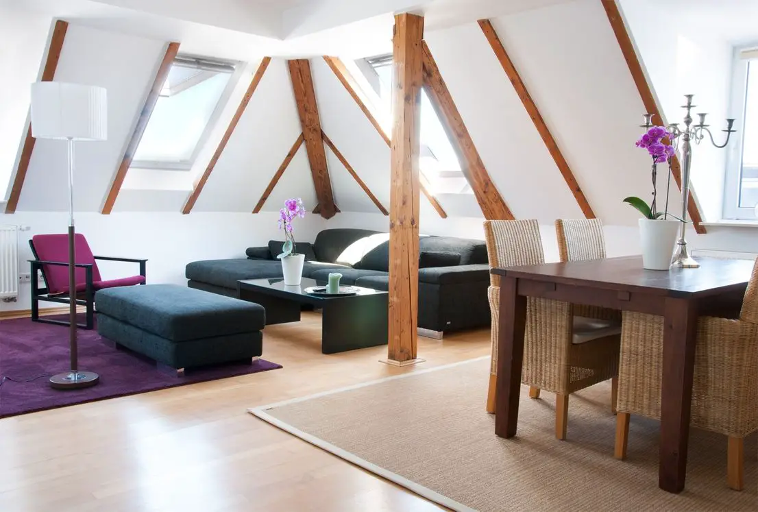 Wohnzimmer -- Möblierte, sehr helle und ruhige Dachgeschoßwohnung