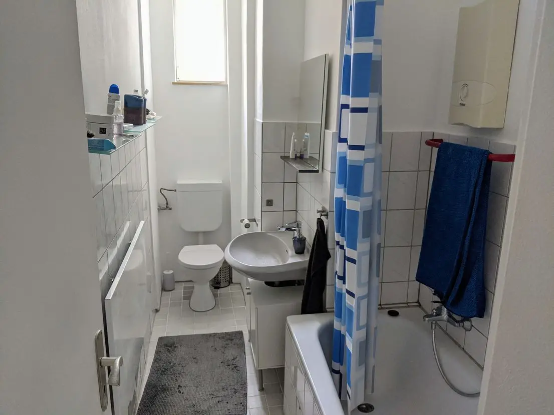 Badezimmer -- Altbau, sanierte 3-Zimmer-EG-Wohnung in Brühl