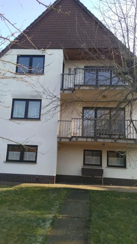 Hausansicht -- Gepflegte 4-Zimmer-Erdgeschosswohnung mit Balkon im Stadtteil von Friedberg