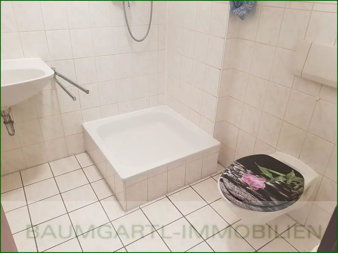 Bad ohne Fenster und mit Dusch -- Dresden-Weißig eine gemütliche 1 Zimmerwohnung mit Balkon in ruhiger Lage