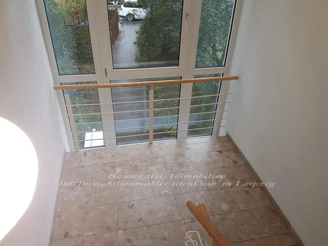 Treppenhausansicht -- Dresden-Weißig eine gemütliche 1 Zimmerwohnung mit Balkon in ruhiger Lage