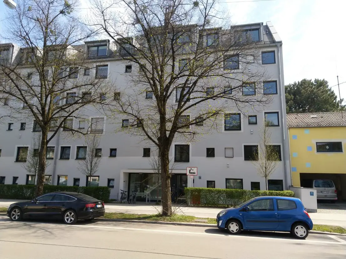 Hausansicht -- Stilvolle, neuwertige 3-Zimmer-Terrassenwohnung mit Garten und EBK in Sendling-Westpark, München