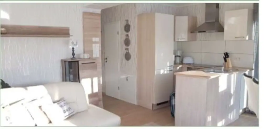 Wohnraum mit Küche -- Modernes, hochwertiges Hausboot - Wohnen und Leben auf dem Wasser