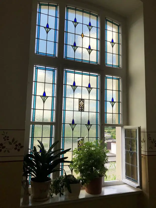 Flurfenster -- Großzügige 4-Raumwohnung in der Nähe vom Tierpark mit großem Tageslicht-Wannenbad & geräumiger Küche