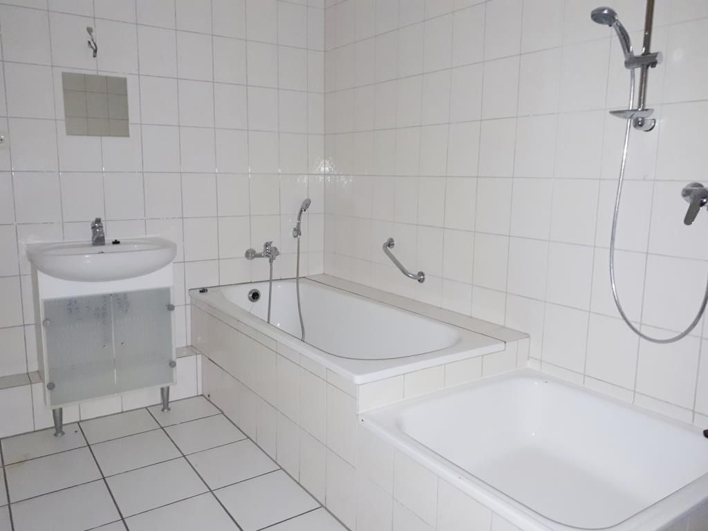 Badezimmer -- Leben auf 110 m²! Zentral gelegene 2-Zimmer-Wohnung mit Kamin!