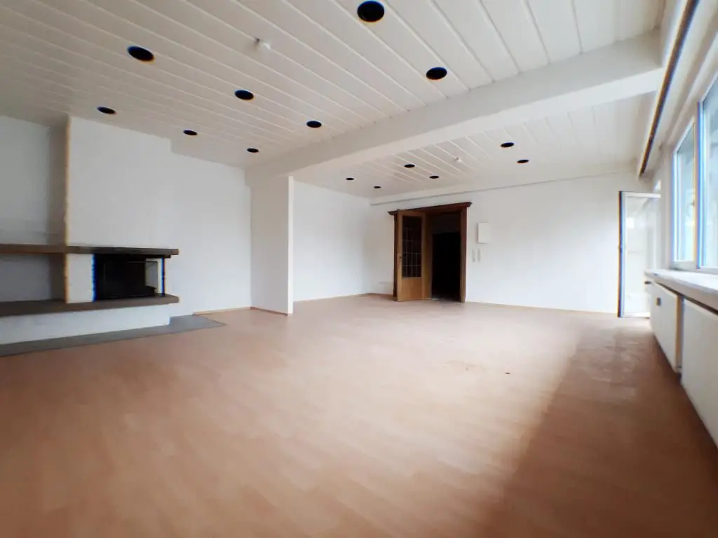 Wohnzimmer -- Leben auf 110 m²! Zentral gelegene 2-Zimmer-Wohnung mit Kamin!