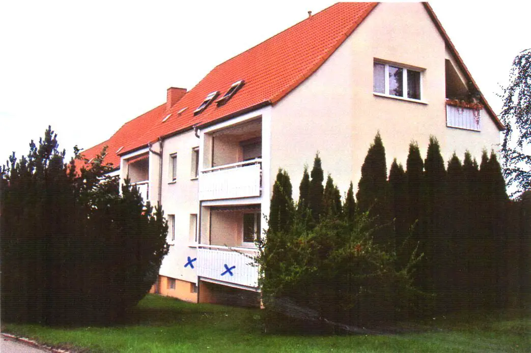 Wohnhaus Rückseite -- Sonnige 3-Raum-Wohnung mit großem Balkon in ruhiger Lage von Stauchitz