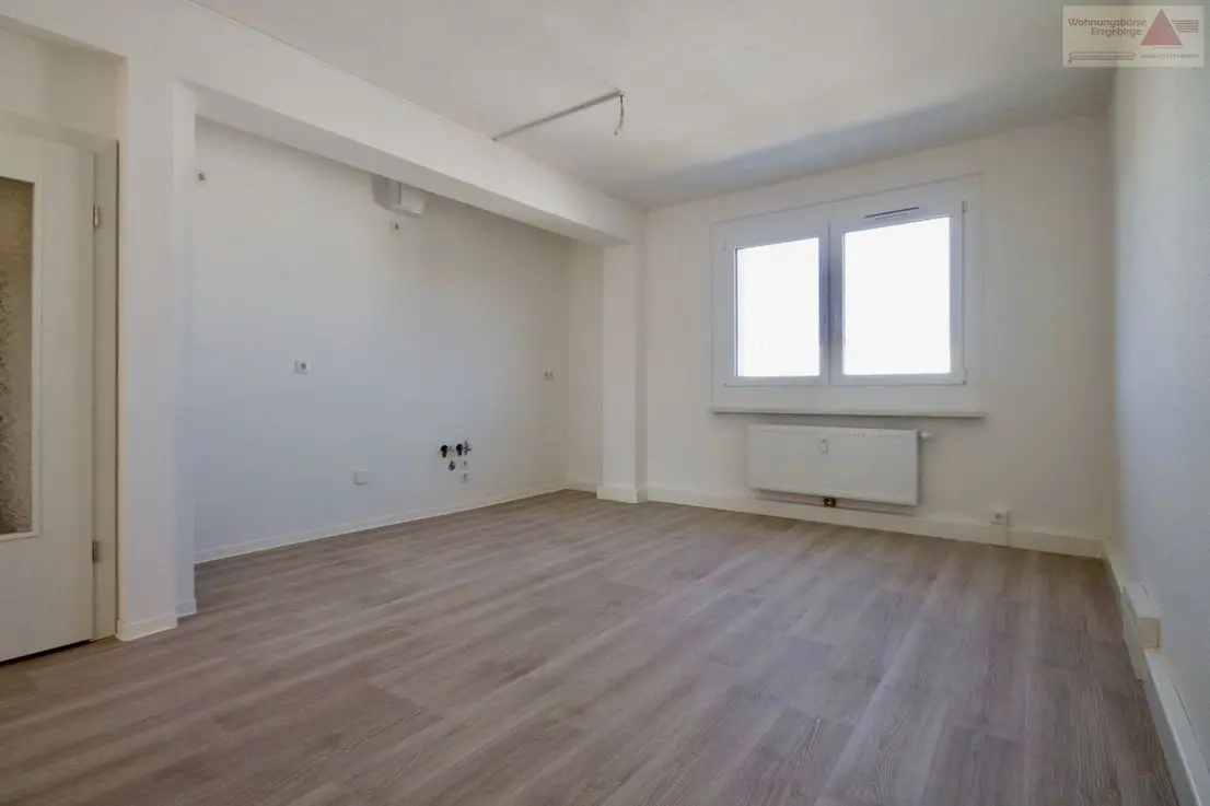Wohnzimmer mit offener Küche -- TOP 3-Raum-Wohnung mit Balkon in Klingenberg – Erstbezug nach Sanierung