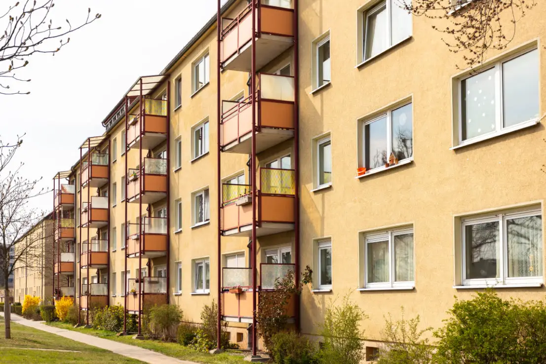 Gebäudeansicht -- Modernisierte Familienwohnung mit 3 Zimmern in Cottbus