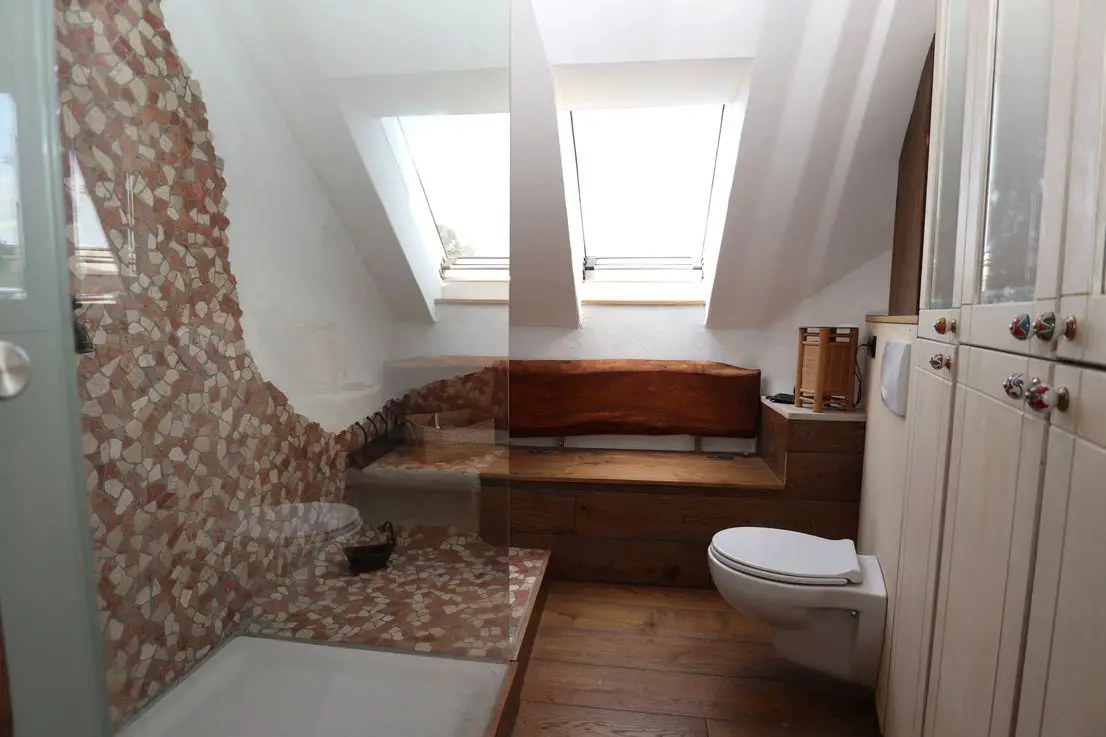 Badezimmer -- Preissenkung - Großzügige 5-Zimmer-Eigentumswohnung mit ausbaufähigem Dachgeschoß und Gartenhaus