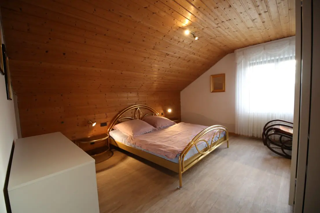 Schlafzimmer -- Dachgeschoßwohnung - möbiliert und neu renoviert - sofort bezugsfertig