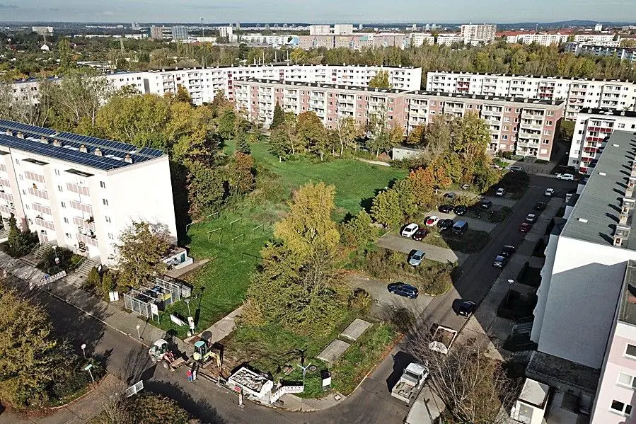 Titelbild -- Nachverkauf: Baugrundstück mit Parkfläche in Halle