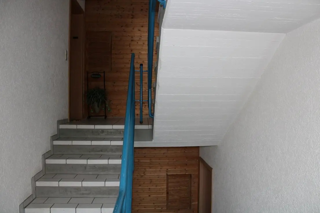 Treppenhaus -- Helle und gepflegte Souterrainwohnung 
