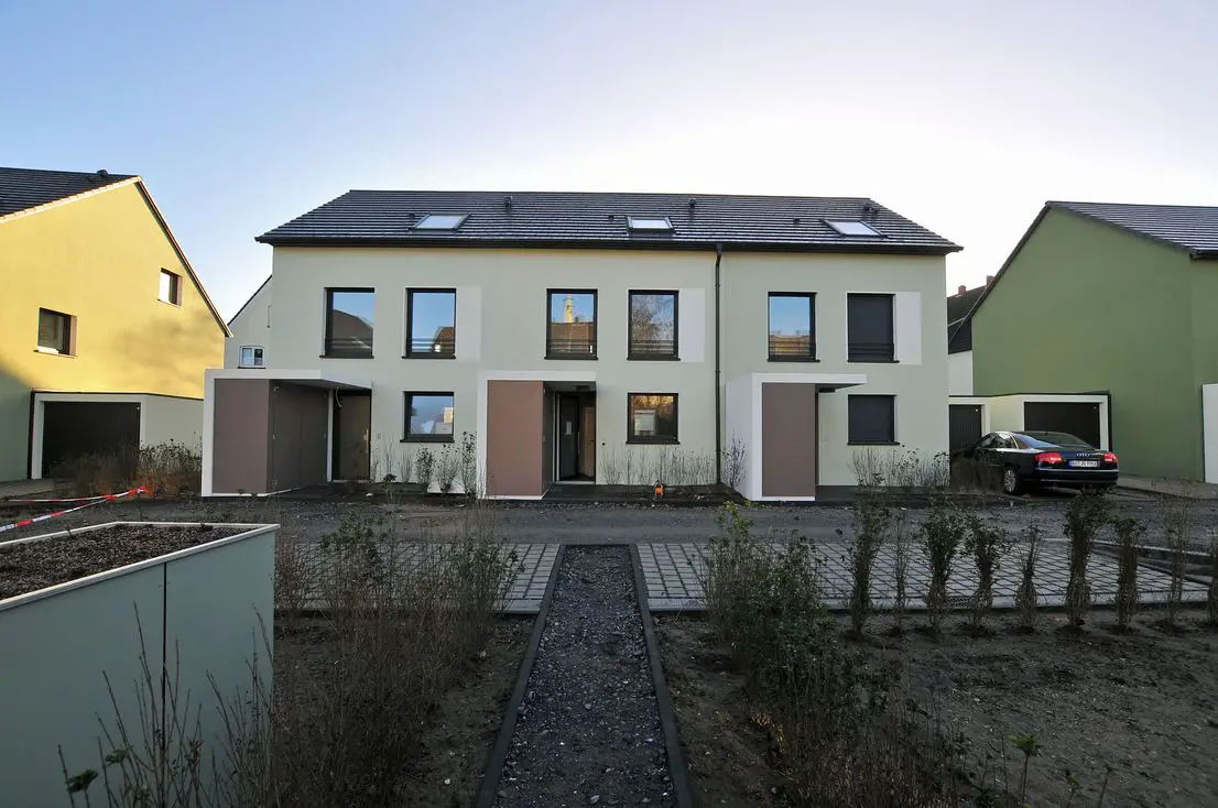 Hausansicht -- Neues Reihenmittelhaus Wohntraum "Am Jungfernkopf" mit Stellplatz und Garage