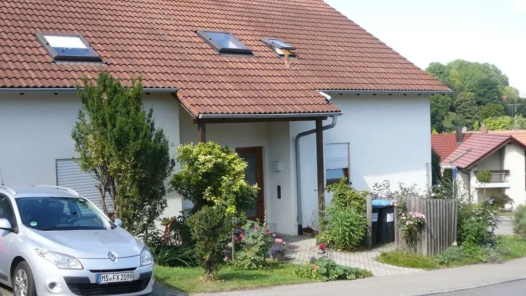 P1030437 -- Vollständig renovierte 2-Zimmer-Wohnung mit Terrasse und EBK in Reutlingen-Bronnweiler