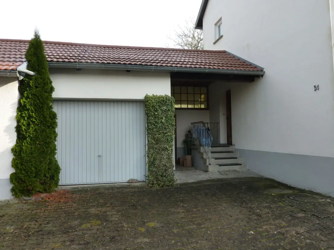 Garage -- Neu renoviertes Einfamilienhaus mit grossem Garten in Ravensburg/Bavendorf.