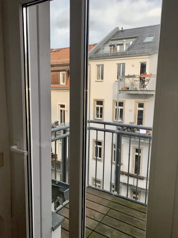 Balkon -- Gemütliche 2-Zimmer-Mansardgeschoss-Wohnung mit Balkon in der Dresdner Neustadt