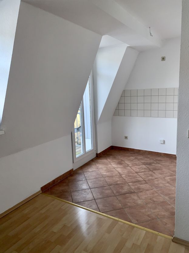 Blich vom Wohnzimmer in Küche -- Gemütliche 2-Zimmer-Mansardgeschoss-Wohnung mit Balkon in der Dresdner Neustadt