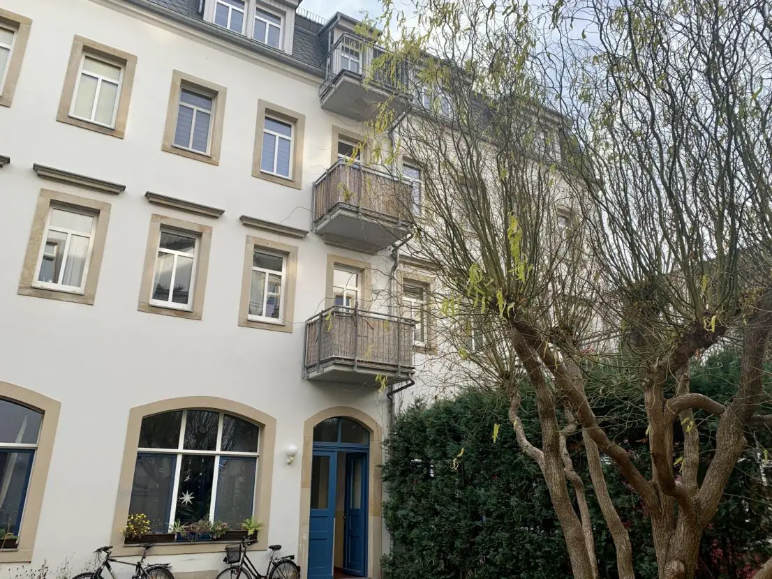 Hausansicht -- Gemütliche 2-Zimmer-Mansardgeschoss-Wohnung mit Balkon in der Dresdner Neustadt