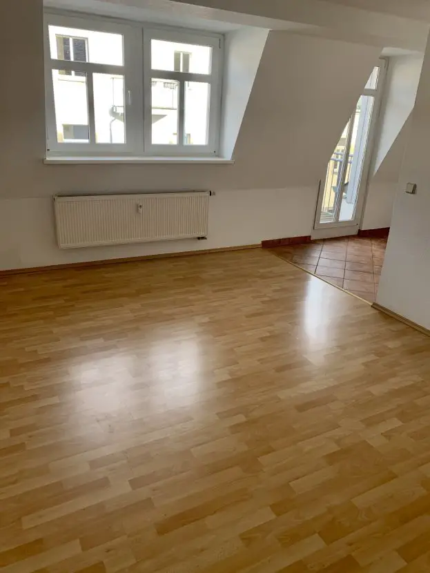 Wohnzimmer -- Gemütliche 2-Zimmer-Mansardgeschoss-Wohnung mit Balkon in der Dresdner Neustadt