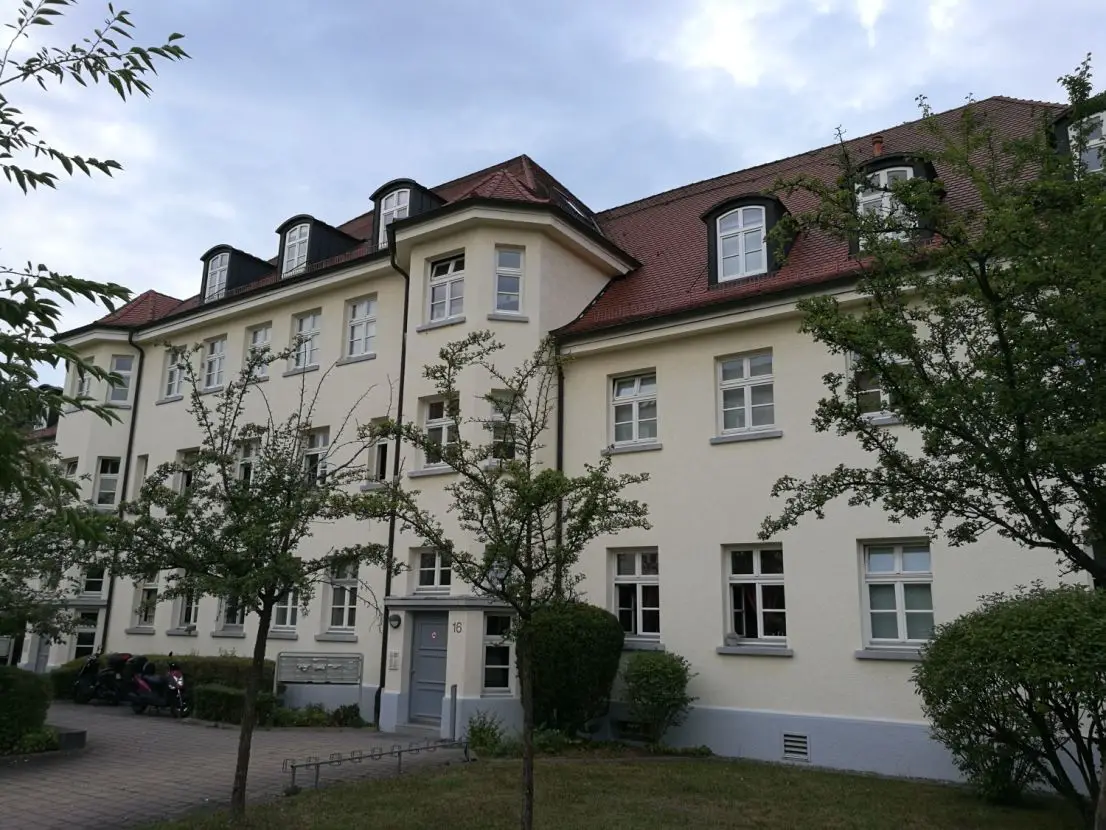 Hausansicht -- Gepflegte 2-Zimmer-DG-Wohnung mit EBK in Weingarten