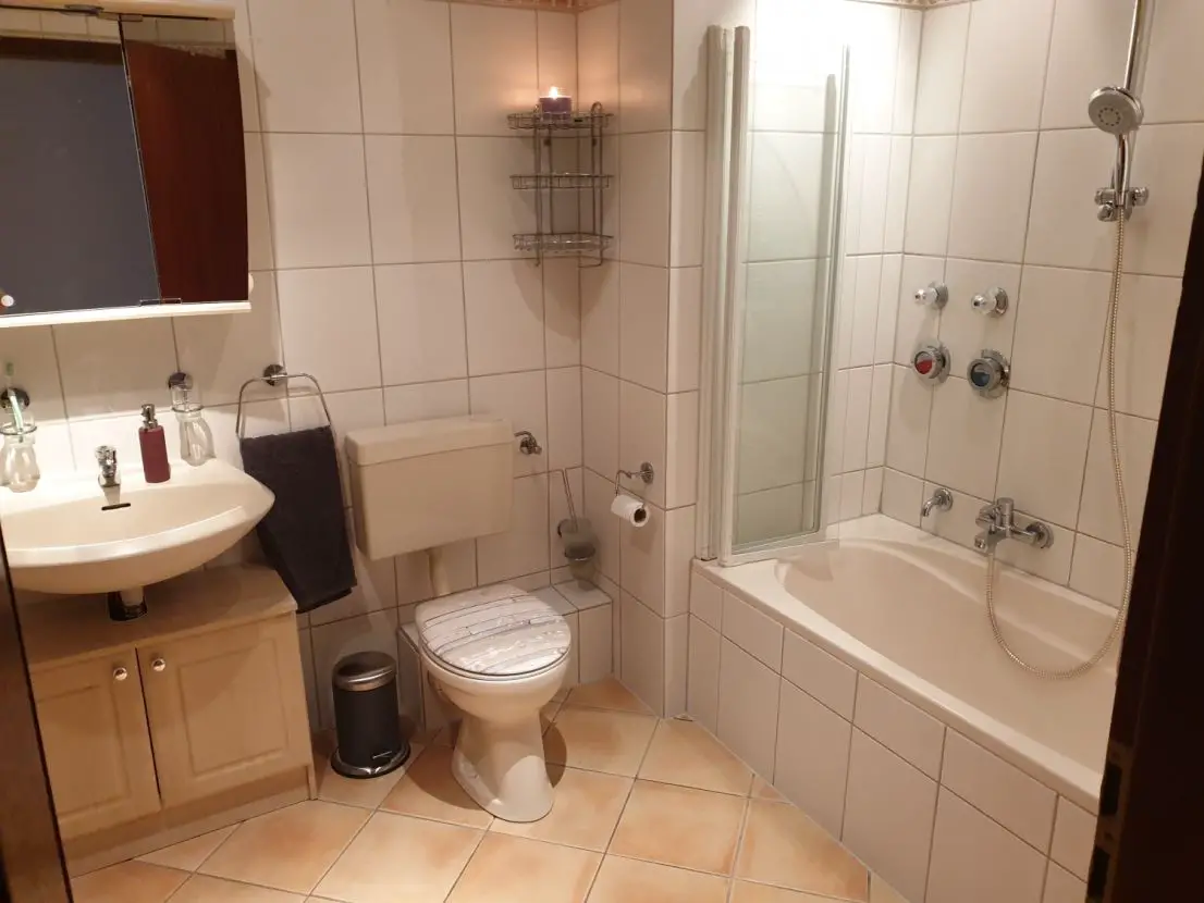 Badezimmer -- Exklusive, 3-Zimmer-Wohnung mit Balkon und EBK zu fairem Preis