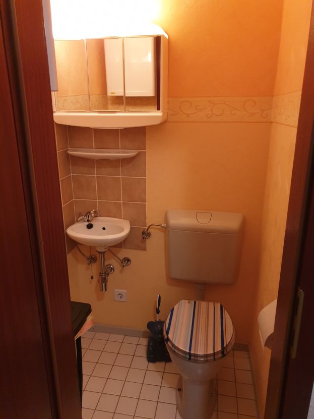 Gäste-WC -- Exklusive, 3-Zimmer-Wohnung mit Balkon und EBK zu fairem Preis