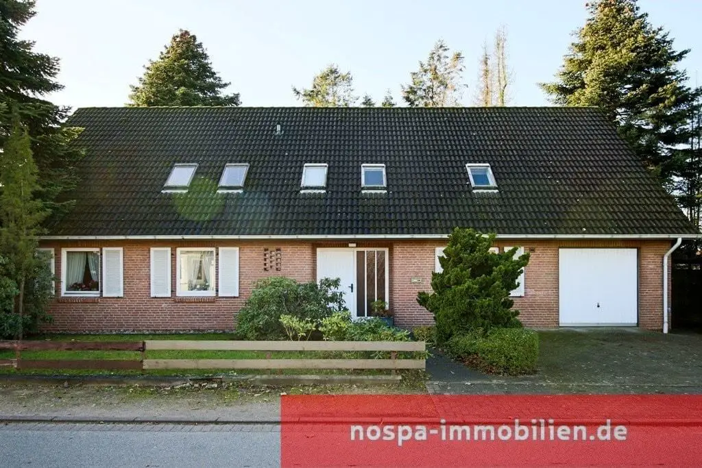 Straßenansicht -- Ca. 320 m² Wohn- und Nutzfläche im Haus und über 1.300 m² Grundstück - zentral in Jübek! 