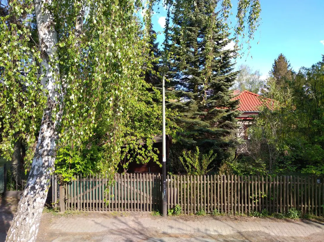 Straßen-Ansicht -- Kleines, bezugsfreies Einfamilienhaus mit ca. 54 m² und ca. 403 m² Grundstück in Berlin-Karow
