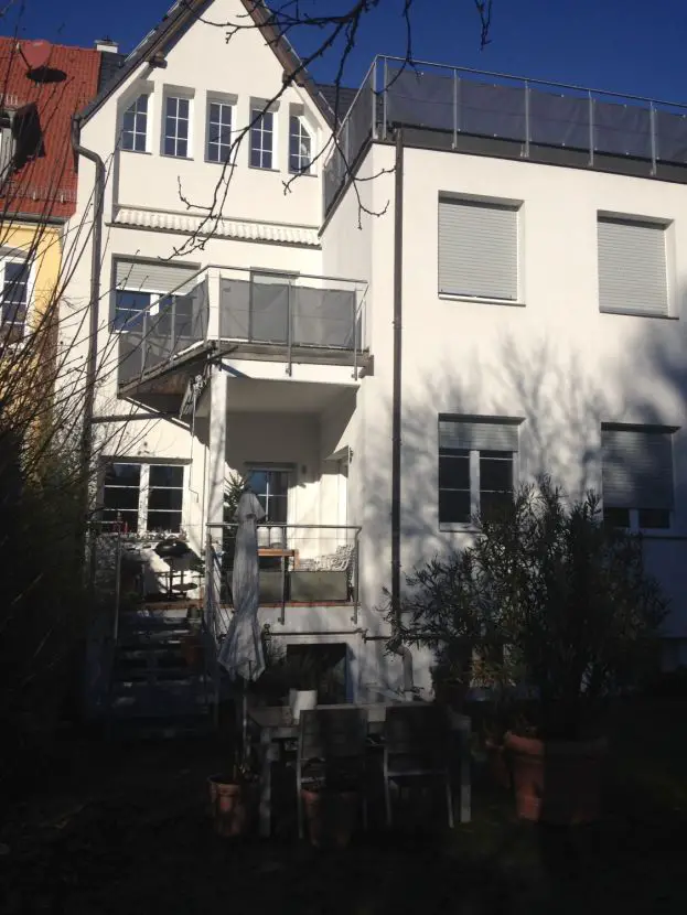 Hausansicht -- Sanierte 4-Zimmer-Hochparterre-Wohnung mit Balkon ,Terrasse und Garten.