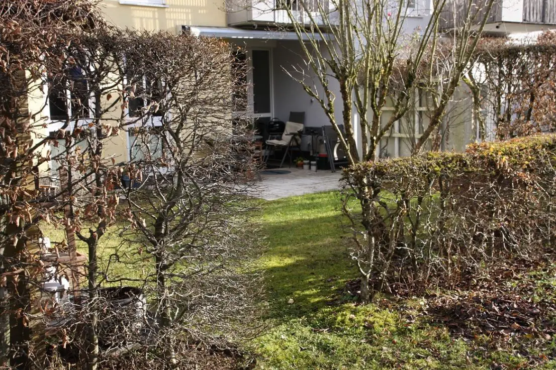 Privatgarten mit Terrasse -- München-Fasangarten – Gut geschnittene 3-Zimmer- Wohnung mit Terrasse und Privatgarten
