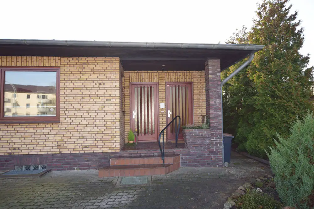 Hauseingang -- Einfamilienhaus in Flensburg/Mürwik mit Doppelgarage, Carport und Keller. Ideal für die Familie!